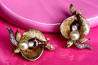 a beautiful VINTAGE COSTUME ESTATE ANTIQUE JEWELRY EARRINGS unsigned