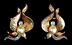 a beautiful VINTAGE COSTUME ESTATE ANTIQUE JEWELRY EARRINGS unsigned