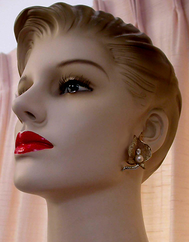 a beautiful VINTAGE COSTUME ESTATE ANTIQUE JEWELRY EARRINGS unsigned