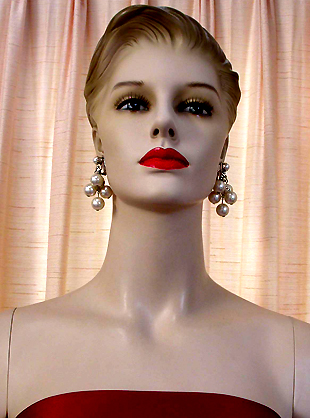 a beautiful VINTAGE COSTUME ESTATE ANTIQUE JEWELRY EARRINGS unsigned