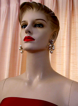 a beautiful VINTAGE COSTUME ESTATE ANTIQUE JEWELRY EARRINGS unsigned