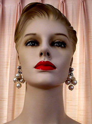 a beautiful VINTAGE COSTUME ESTATE ANTIQUE JEWELRY EARRINGS unsigned