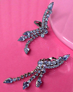 a beautiful VINTAGE COSTUME ESTATE ANTIQUE JEWELRY EARRINGS unsigned