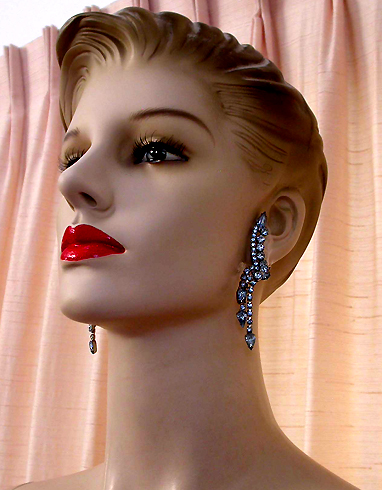 a beautiful VINTAGE COSTUME ESTATE ANTIQUE JEWELRY EARRINGS unsigned