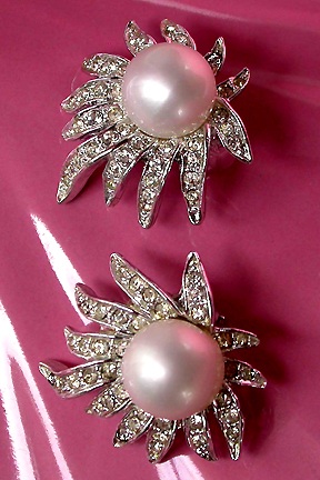 a beautiful VINTAGE COSTUME ESTATE ANTIQUE JEWELRY EARRINGS unsigned