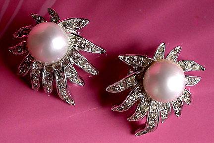 a beautiful VINTAGE COSTUME ESTATE ANTIQUE JEWELRY EARRINGS unsigned
