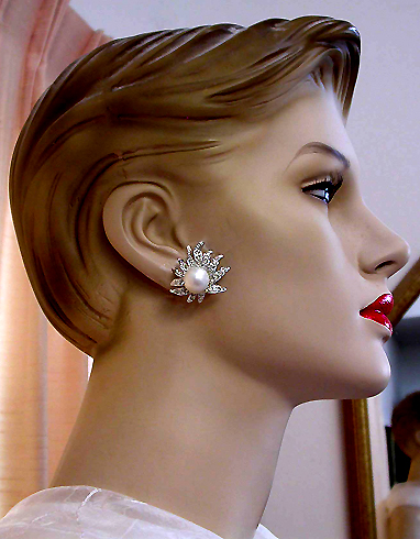 a beautiful VINTAGE COSTUME ESTATE ANTIQUE JEWELRY EARRINGS unsigned