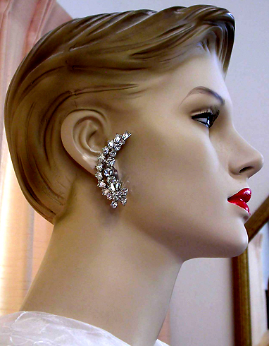 a beautiful VINTAGE COSTUME ESTATE ANTIQUE JEWELRY EARRINGS unsigned
