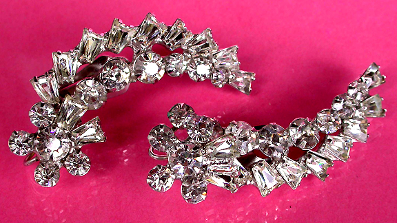 a beautiful VINTAGE COSTUME ESTATE ANTIQUE JEWELRY EARRINGS unsigned