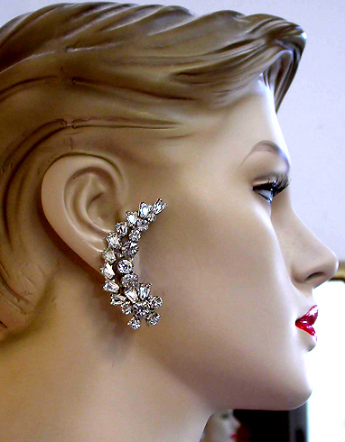 a beautiful VINTAGE COSTUME ESTATE ANTIQUE JEWELRY EARRINGS unsigned