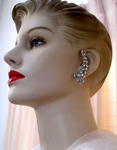 a beautiful VINTAGE COSTUME ESTATE ANTIQUE JEWELRY EARRINGS unsigned