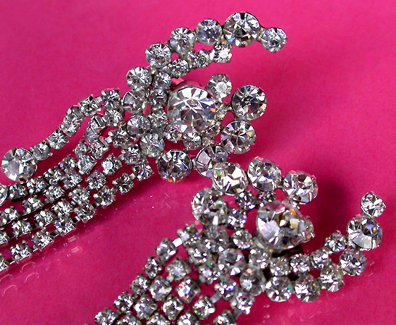 a beautiful VINTAGE COSTUME ESTATE ANTIQUE JEWELRY EARRINGS unsigned