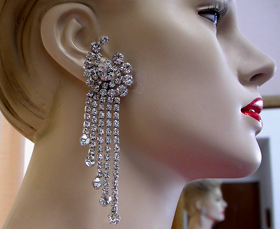 a beautiful VINTAGE COSTUME ESTATE ANTIQUE JEWELRY EARRINGS unsigned