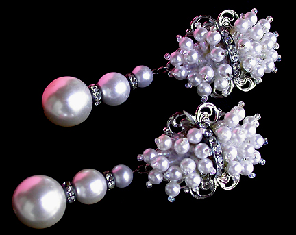 a beautiful VINTAGE COSTUME ESTATE ANTIQUE JEWELRY EARRINGS unsigned