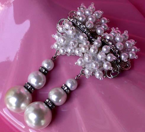 a beautiful VINTAGE COSTUME ESTATE ANTIQUE JEWELRY EARRINGS unsigned