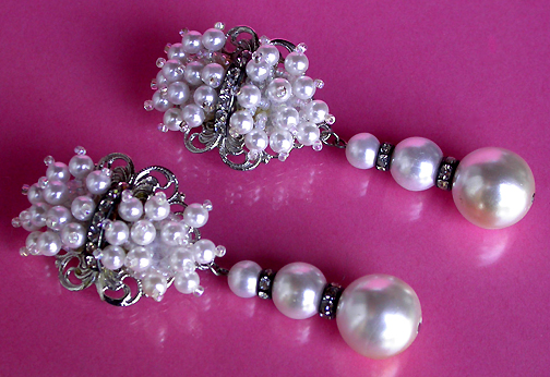 a beautiful VINTAGE COSTUME ESTATE ANTIQUE JEWELRY EARRINGS unsigned