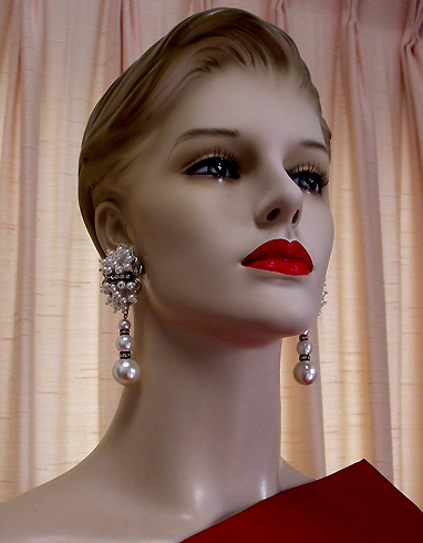 a beautiful VINTAGE COSTUME ESTATE ANTIQUE JEWELRY EARRINGS unsigned