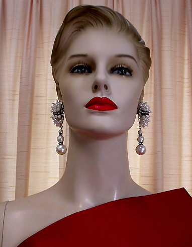 a beautiful VINTAGE COSTUME ESTATE ANTIQUE JEWELRY EARRINGS unsigned