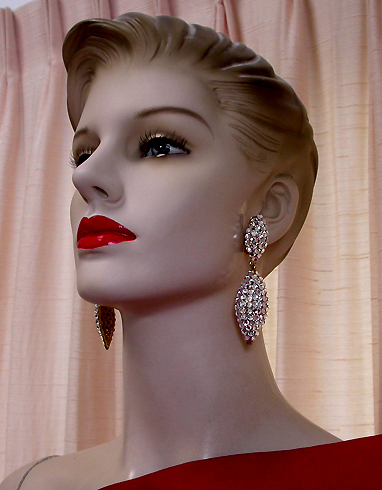 a beautiful VINTAGE COSTUME ESTATE ANTIQUE JEWELRY EARRINGS unsigned
