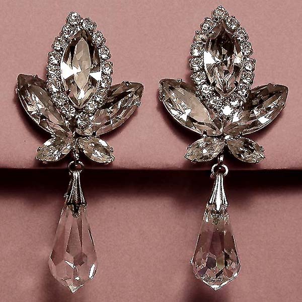 a beautiful VINTAGE COSTUME ESTATE ANTIQUE JEWELRY EARRINGS unsigned