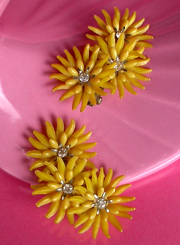 a beautiful VINTAGE COSTUME ESTATE ANTIQUE JEWELRY EARRINGS unsigned