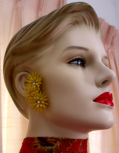 a beautiful VINTAGE COSTUME ESTATE ANTIQUE JEWELRY EARRINGS unsigned