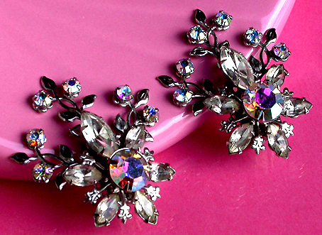 a beautiful VINTAGE COSTUME ESTATE ANTIQUE JEWELRY EARRINGS unsigned