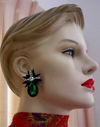 a beautiful VINTAGE COSTUME ESTATE ANTIQUE JEWELRY EARRINGS unsigned