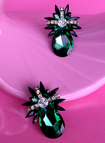 a beautiful VINTAGE COSTUME ESTATE ANTIQUE JEWELRY EARRINGS unsigned