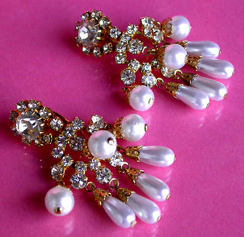 a beautiful VINTAGE COSTUME ESTATE ANTIQUE JEWELRY EARRINGS unsigned