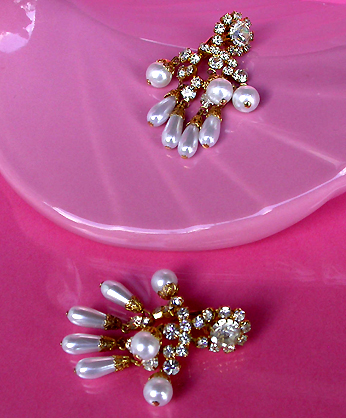 a beautiful VINTAGE COSTUME ESTATE ANTIQUE JEWELRY EARRINGS unsigned