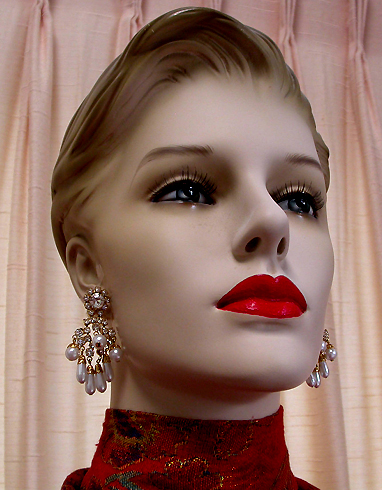 a beautiful VINTAGE COSTUME ESTATE ANTIQUE JEWELRY EARRINGS unsigned