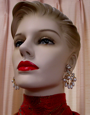 a beautiful VINTAGE COSTUME ESTATE ANTIQUE JEWELRY EARRINGS unsigned