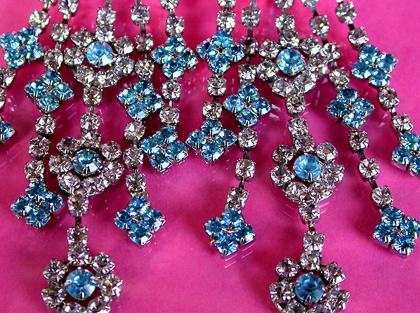 a beautiful VINTAGE COSTUME ESTATE ANTIQUE JEWELRY EARRINGS unsigned