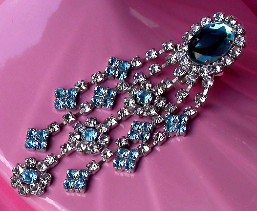 a beautiful VINTAGE COSTUME ESTATE ANTIQUE JEWELRY EARRINGS unsigned