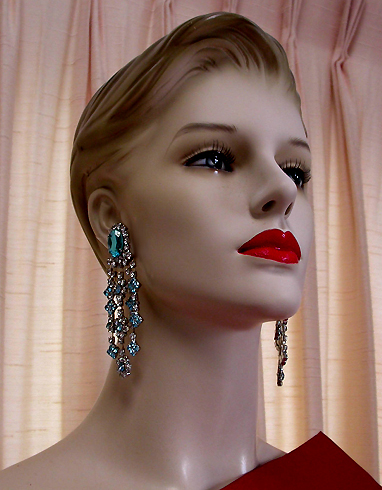 a beautiful VINTAGE COSTUME ESTATE ANTIQUE JEWELRY EARRINGS unsigned