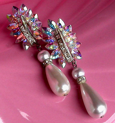 a beautiful VINTAGE COSTUME ESTATE ANTIQUE JEWELRY EARRINGS unsigned