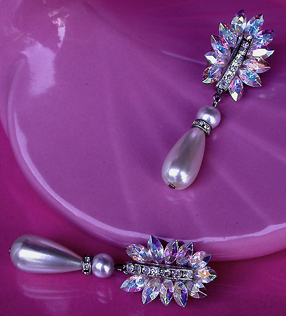 a beautiful VINTAGE COSTUME ESTATE ANTIQUE JEWELRY EARRINGS unsigned