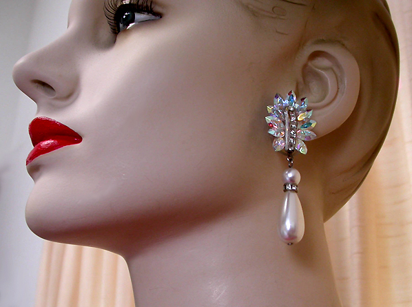 a beautiful VINTAGE COSTUME ESTATE ANTIQUE JEWELRY EARRINGS unsigned