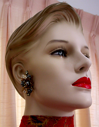 a beautiful VINTAGE COSTUME ESTATE ANTIQUE JEWELRY EARRINGS unsigned