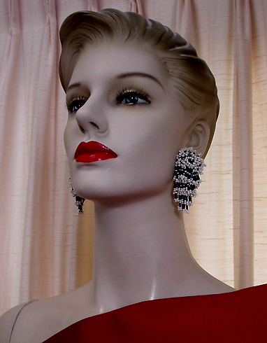 a beautiful VINTAGE COSTUME ESTATE ANTIQUE JEWELRY EARRINGS unsigned