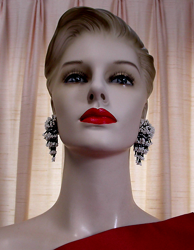 a beautiful VINTAGE COSTUME ESTATE ANTIQUE JEWELRY EARRINGS unsigned