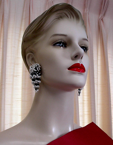 a beautiful VINTAGE COSTUME ESTATE ANTIQUE JEWELRY EARRINGS unsigned