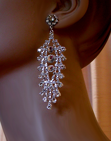 a beautiful VINTAGE COSTUME ESTATE ANTIQUE JEWELRY EARRINGS unsigned