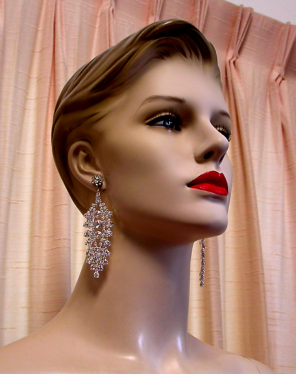 a beautiful VINTAGE COSTUME ESTATE ANTIQUE JEWELRY EARRINGS unsigned
