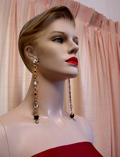 a beautiful VINTAGE COSTUME ESTATE ANTIQUE JEWELRY EARRINGS unsigned