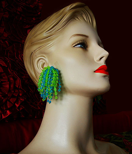 a beautiful VINTAGE COSTUME ESTATE ANTIQUE JEWELRY EARRINGS unsigned