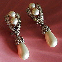 a beautiful VINTAGE COSTUME ESTATE ANTIQUE JEWELRY EARRINGS unsigned