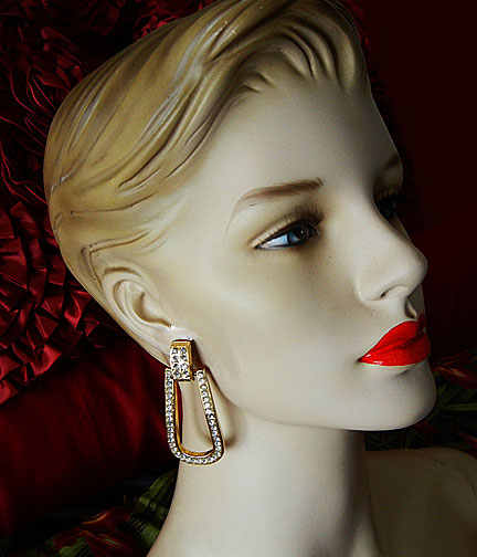 a beautiful VINTAGE COSTUME ESTATE ANTIQUE JEWELRY EARRINGS unsigned