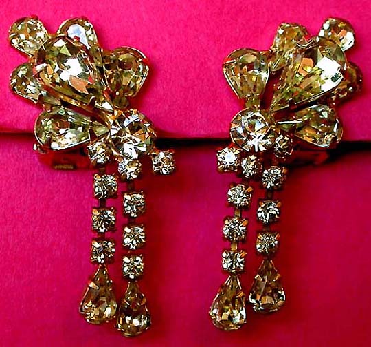 a beautiful VINTAGE COSTUME ESTATE ANTIQUE JEWELRY EARRINGS Weiss